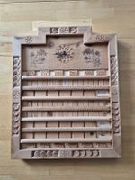 Uhr mit Jahr Monat, Tag, geschnitzt