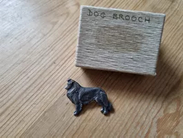 Vintage silberfarbige Hunde Brosche Made in England mit Box