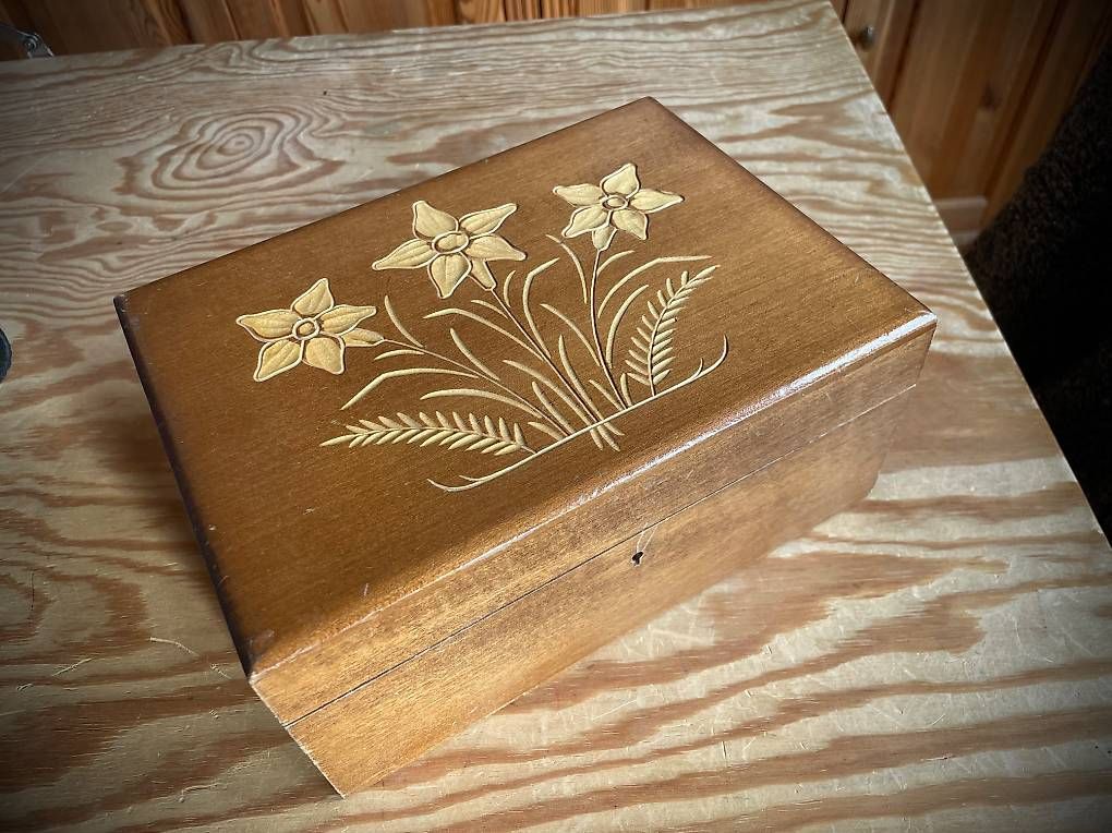 Portagioie: Holzschatulle mit Blumenintarsie – Usato da Chur venduto da jol_knw6