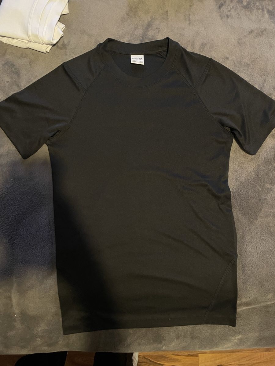 Bershka T-shirt: T-shirt technique noir Bershka – Nuovo (secondo la descrizione) da Ponts-de-Martel venduto da Manon_.brs