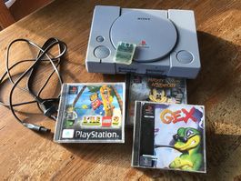 Sony PlayStation + 3 jeux + memory card + câblealimentation