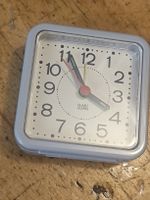 Kleine Quarzuhr Wecker grau guter Zustand