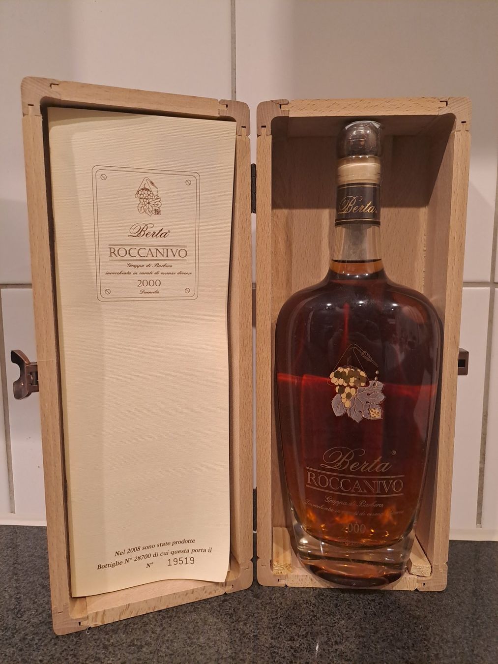 Berta Spirituosen: Berta Grappa Roccanivo 2000 mit OHK – Neu und originalverpackt aus Elsau von Kellerraeumung