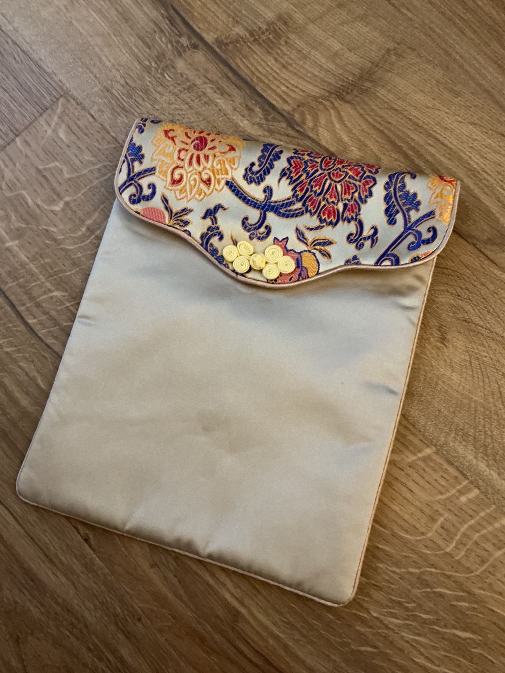 Covers & Borse: Traditional Chinese Silk iPad cover – Nuovo (secondo la descrizione) da Brugg AG venduto da Magna3