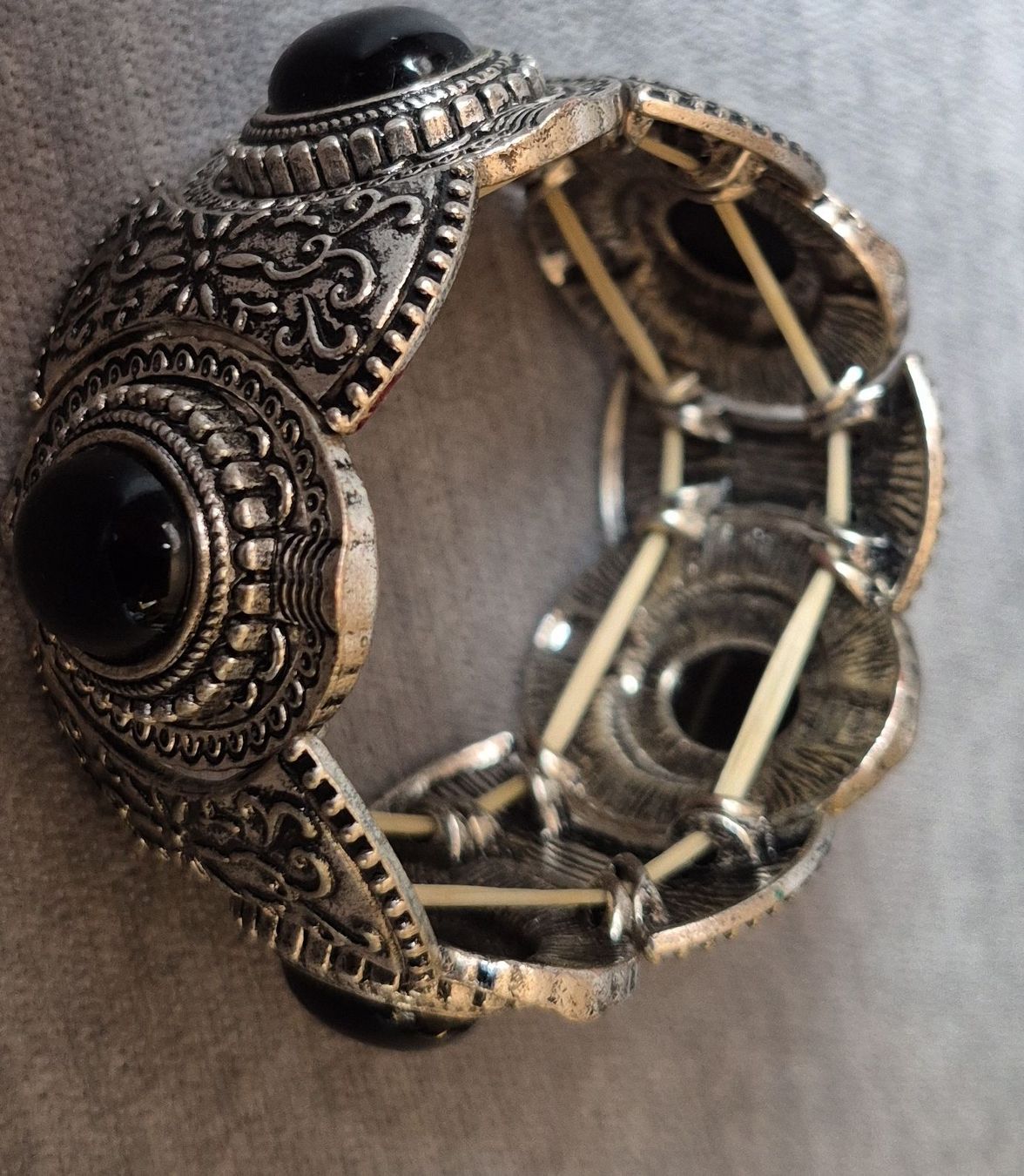 Armbänder & -reifen: Armband silberfarben mit schwarzen Steinen Elastisch – Gebraucht aus Pratteln von it2007 1