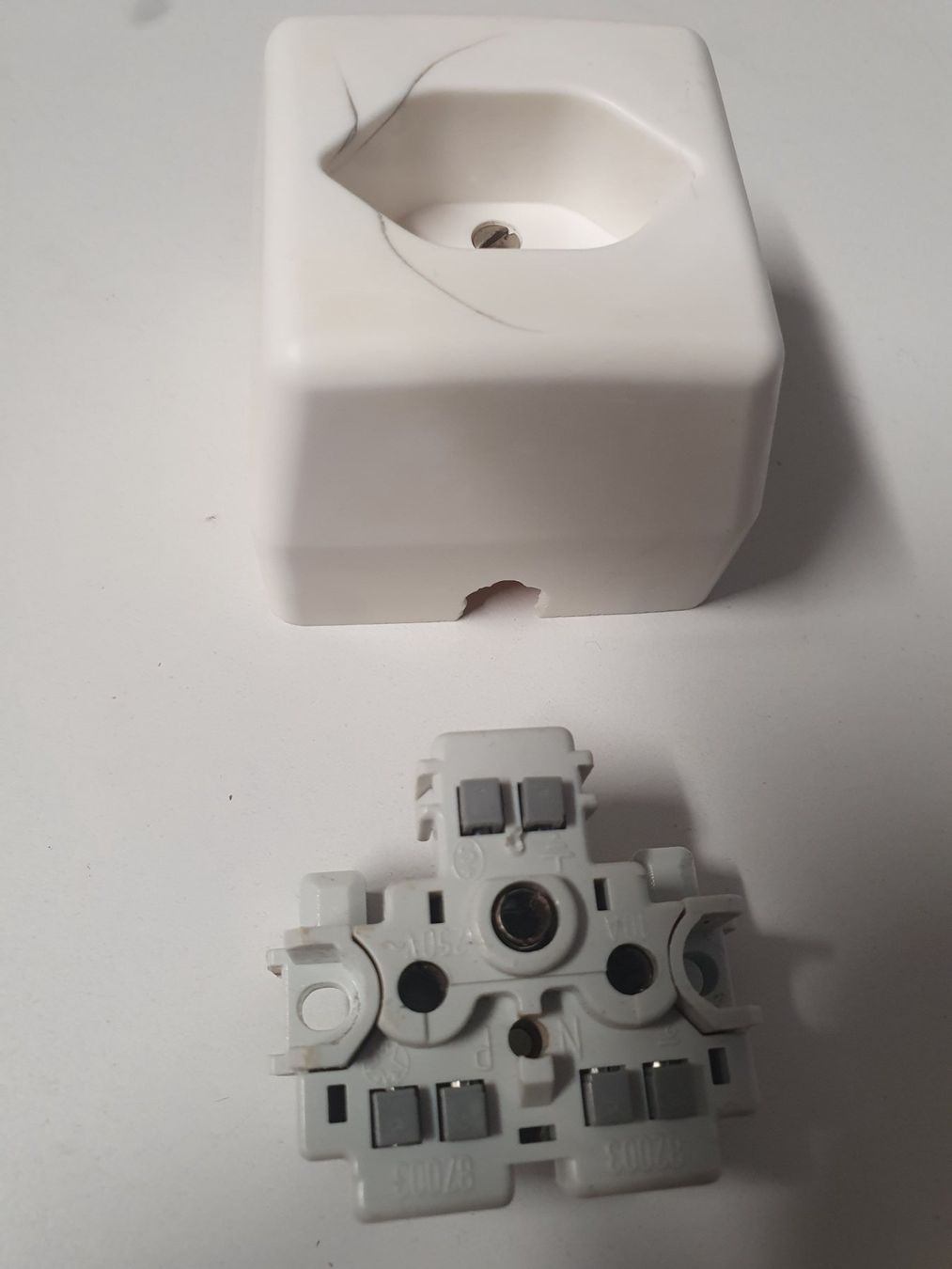 Spine: AP T13 Steckdose T13 Typ13 weiss – Usato da Zürich venduto da Alibaba1234 1