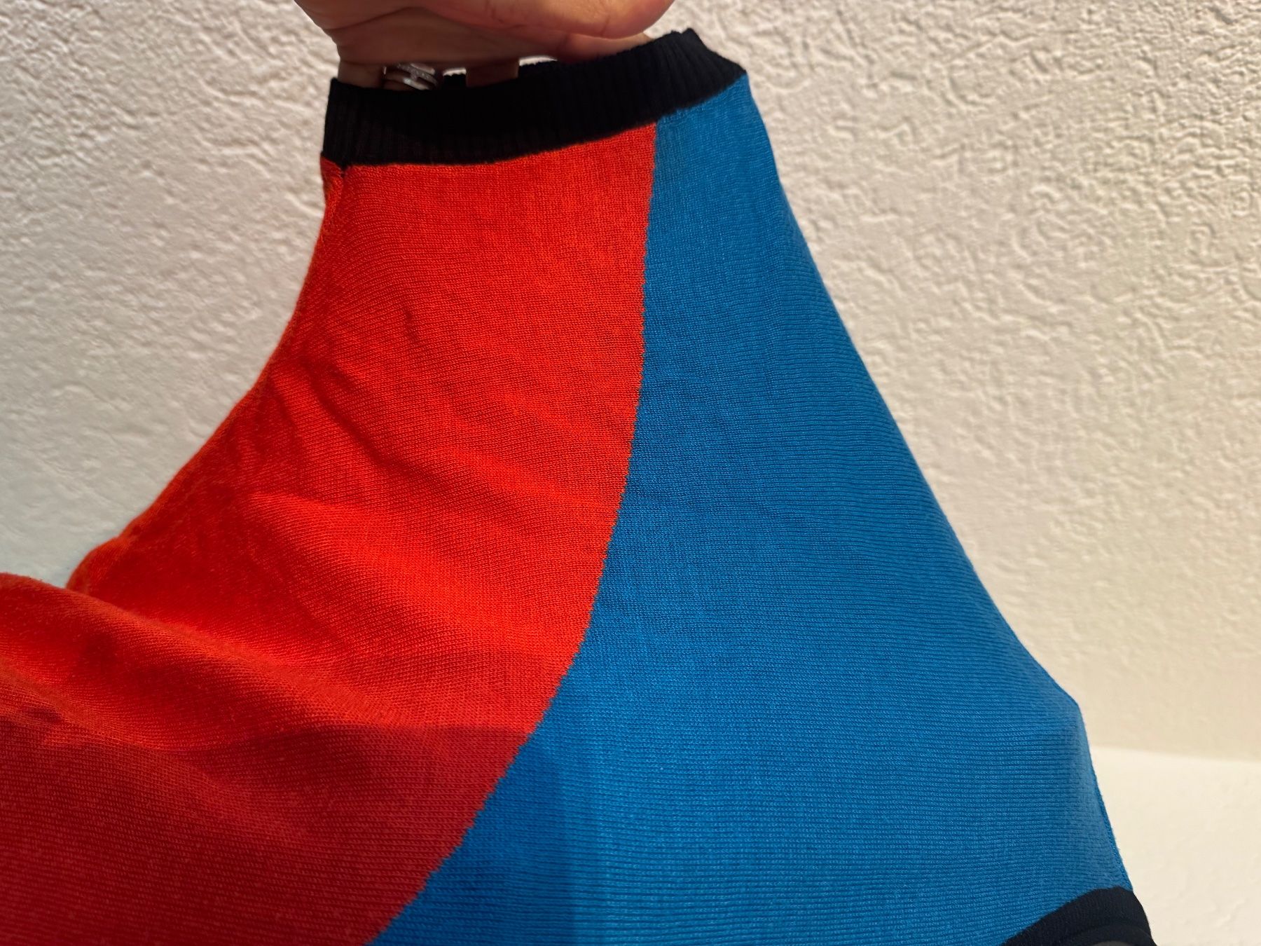 Maglioni & Felpe: Geometrischer Colorblock Pullover in Rot, Blau und Schwarz S – Usato da Frenkendorf venduto da Style365 5