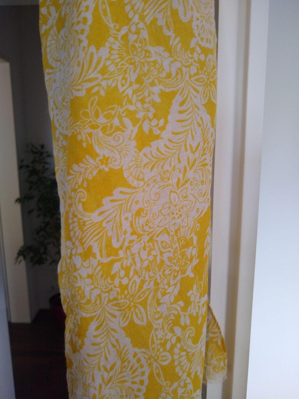 Foulard & Sciarpe: Stylish Yellow Floral Scarf - Perfect for Spring – Usato da Dübendorf venduto da rol_fm6d 1