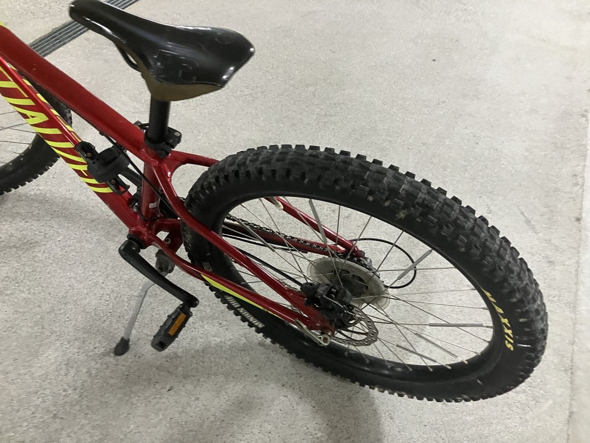 Specialized Vélos: Kinderfahrrad Specialized 24 Zoll – Défectueux à Spiez par Aubes 3