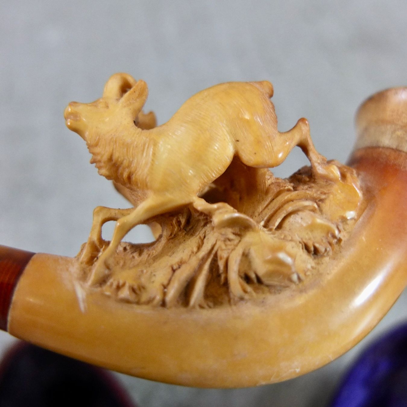 Pipe & Accessori: Antike Meerschaumpfeife mit Hirsch-Schnitzerei – Usato da Basel venduto da Brocki-auf-dem-Wolf 5