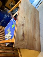 Tisch aus edlem Kirschbaumholz mit Schublade