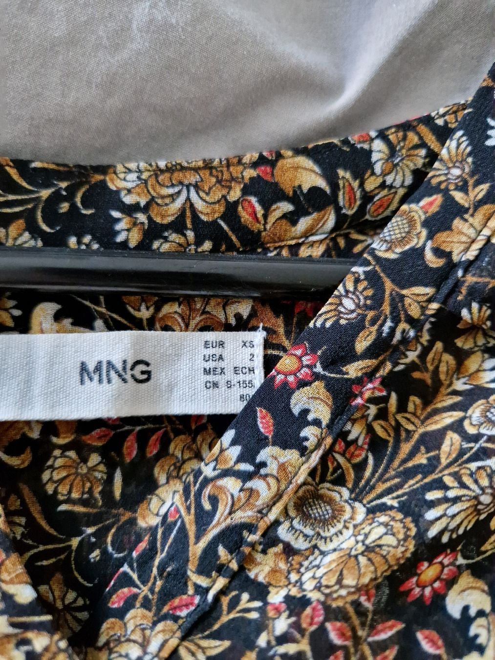 Mango Robes: Kleid Blumen Mango – D'occasion à Eschenbach SG par SanFranciscoCalifornia 3