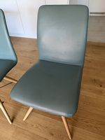 2 hochwertige Lederstühle mit Massivholzbeinen