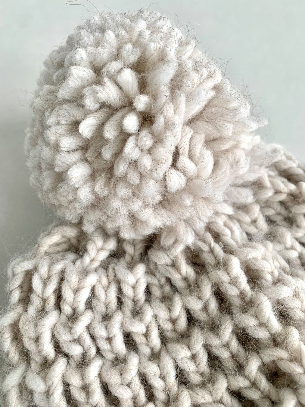 Copricapi, berretti & cappellini: Hellbeige Strickmütze mit Bommel – Usato da Bern venduto da Fraeuleinhonig 3