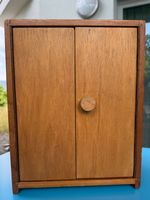 Puppen Kleiderschrank   sehr schöne Handarbeit inkl. Kleider