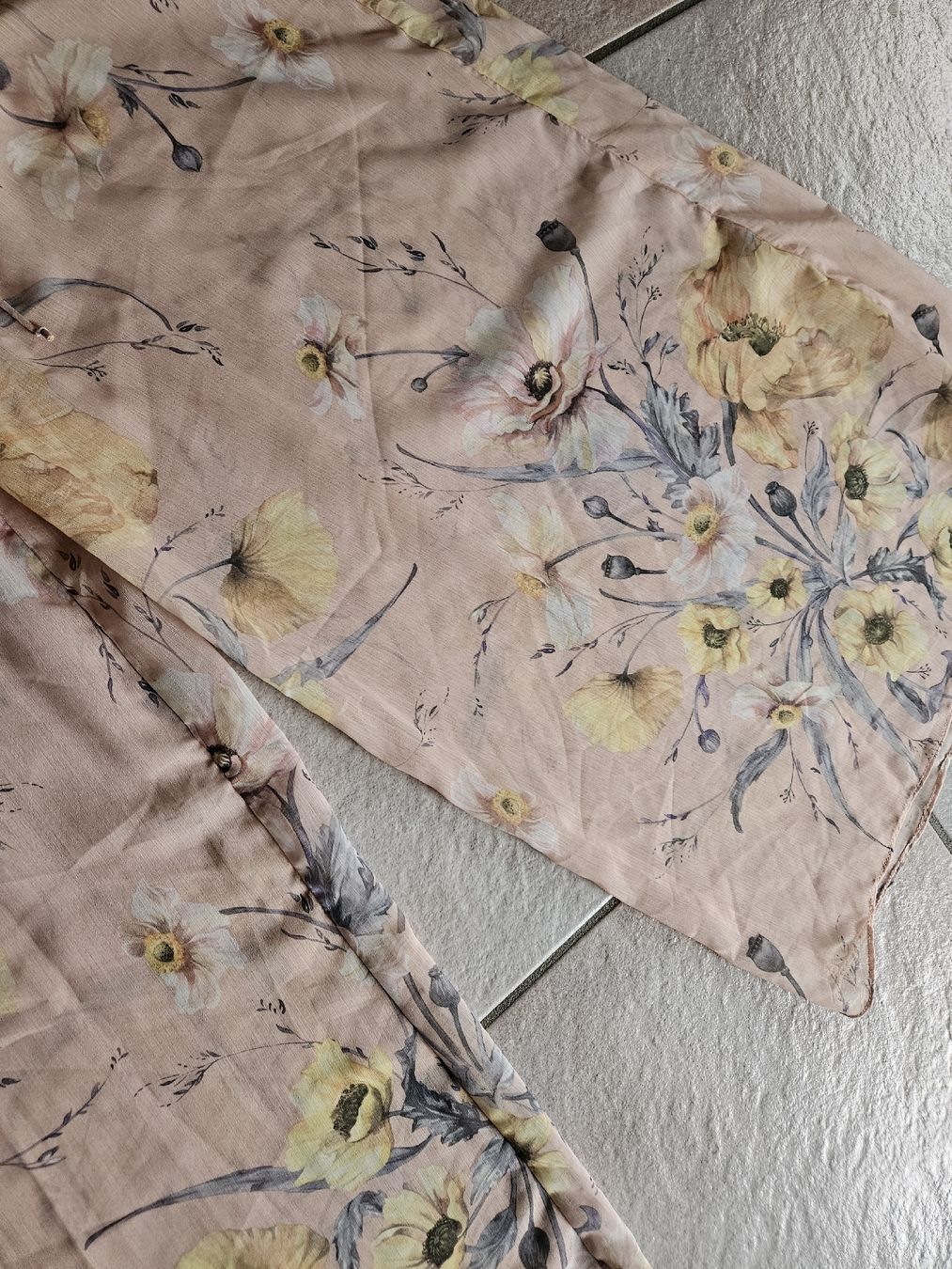 Pantaloni: pantalon taille M avec short  – Usato da Vétroz venduto da sas_yln5 1