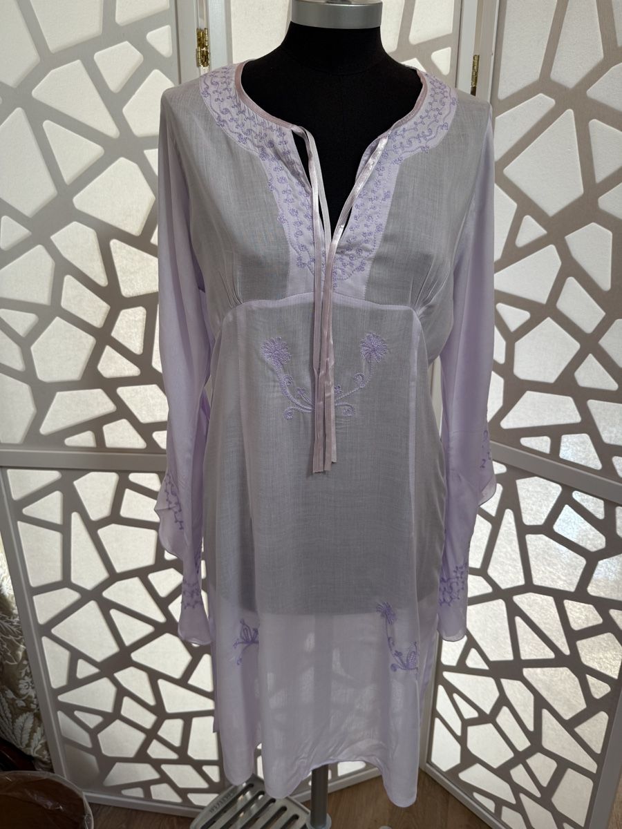 Tuniken: Great lilac embroidered kaftan. S – Neu (gemäss Beschreibung) aus Grund b. Gstaad von PlageNeigeplus
