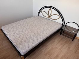 Massives franz. Bett mit Matratze und Nachttisch