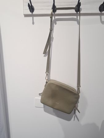 Trendige BREE Schultertasche, neuwertig, olivgrün