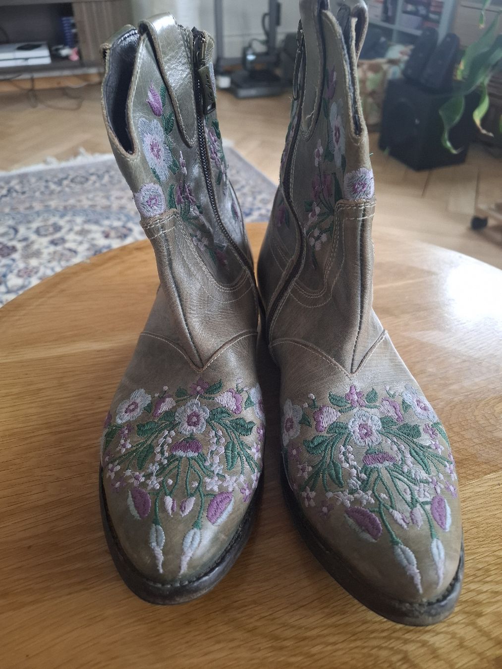 Damenschuhe: Cowboystiefel Leder mit Blumen bestickt, Grösse 37 – Gebraucht aus Kriens von looooora 1