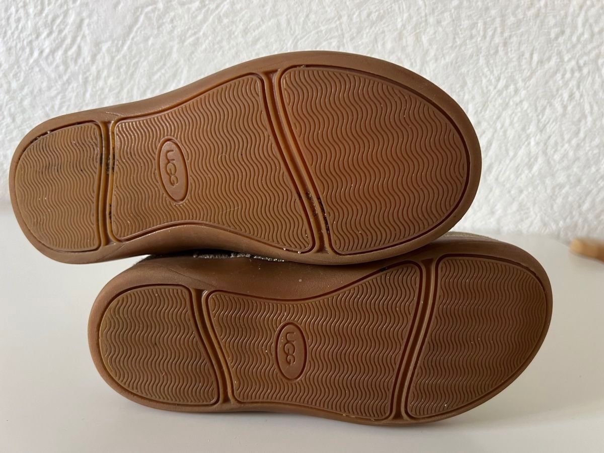Ugg Scarpe per ragazze: Bottes UGG fourrées fille pointure 26 – Usato da Zürich venduto da Sol65 3