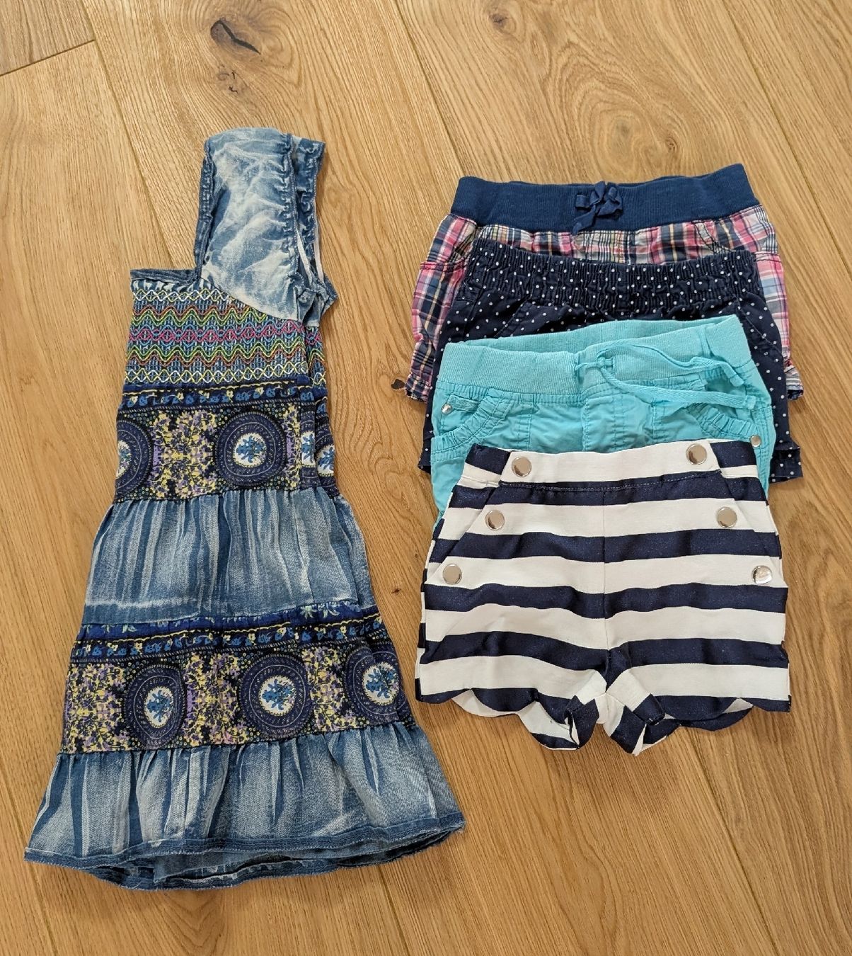 Lotti & Set di vestiti: 4 Shorts + 1 Kleid 104-110 – Usato da Baar venduto da phlys 1