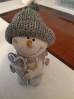 Schneemann mit Herz und Wollmütze