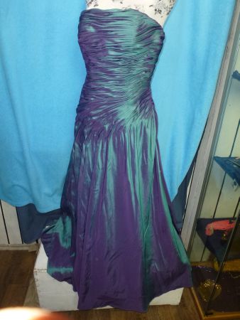 ABENDKLEID SCHIMMERND MIT STÄBCHEN STOLA GR 40 RV NEUWERTIG