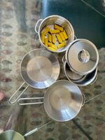 Kinderpfannenset und Kaffeemaschine zum Spielen