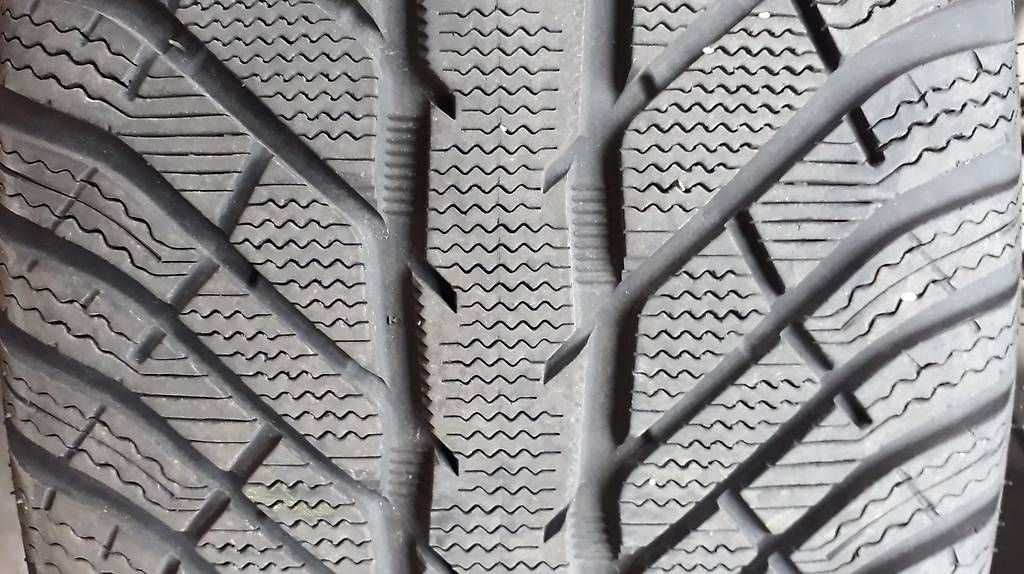 Audi Pneumatici & Ruote complete: Winterräder Audi Q7 265/50 19 – Usato da Schmerikon venduto da 1qw2 4