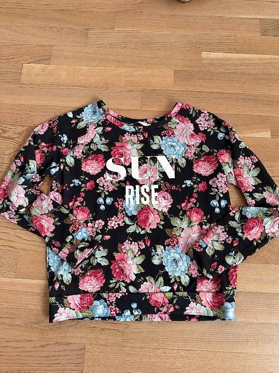 Maglioni & Felpe: Sweatshirt - Gr. S - Schwarz mit Blumenprint – Usato da Effretikon venduto da alicebrunner