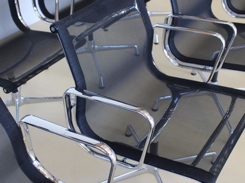 Vitra Eames Stühle EA108,  Netz schwarz 4