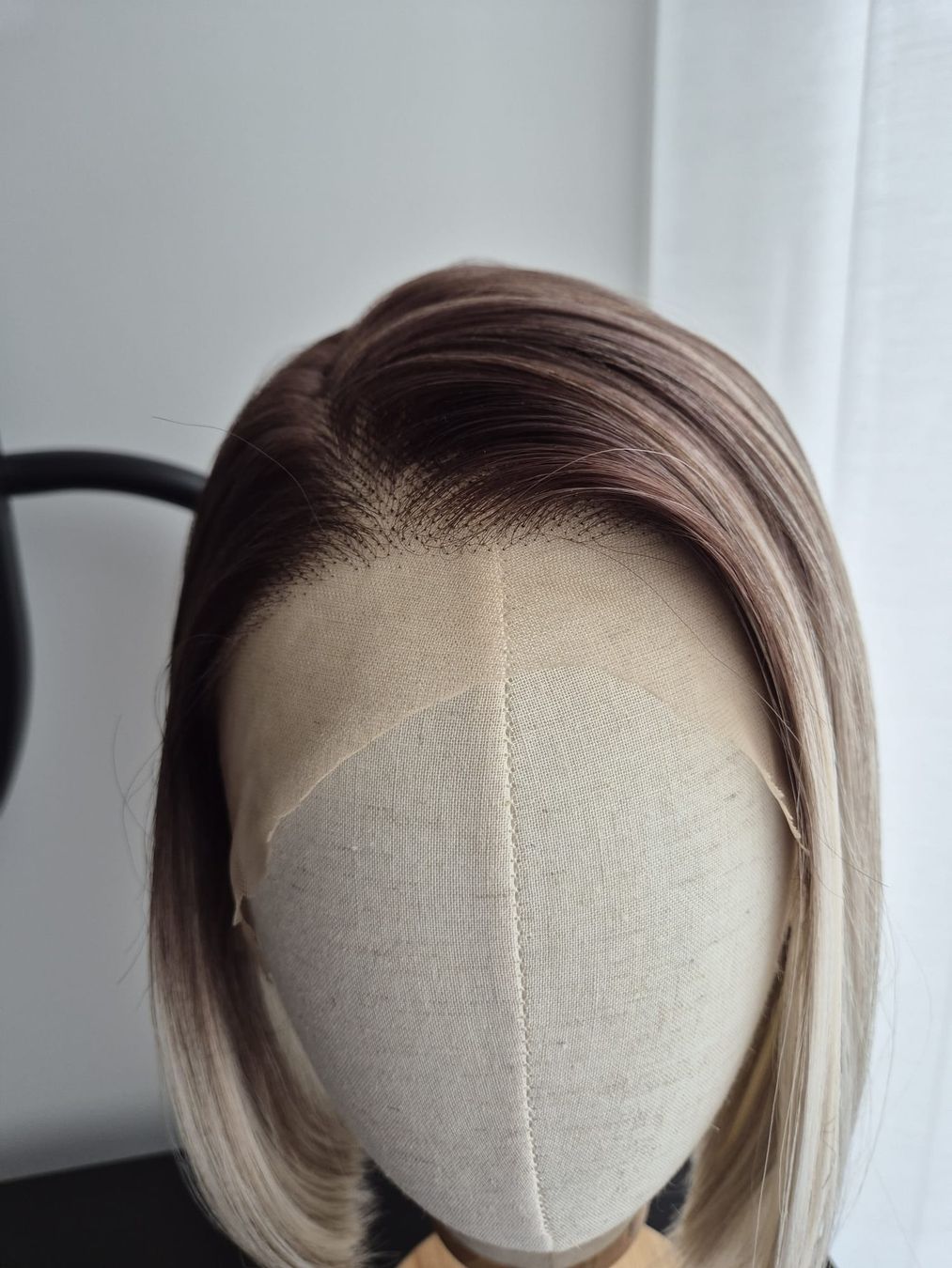 Parrucche: Neue Kunsthaar Perücke. New wig – Nuovo e nell'imballaggio originale da Zürich venduto da pla_tm9w 7