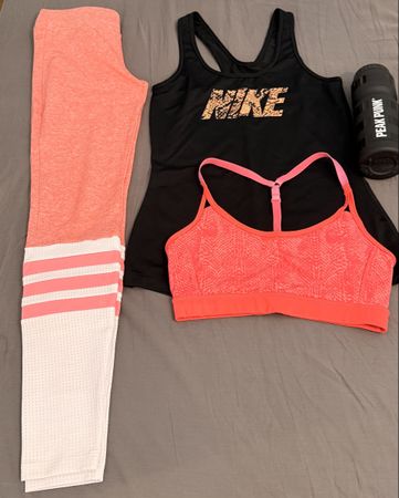 Sportliches Damen-Outfit: Leggings, Top, BH & Flasche