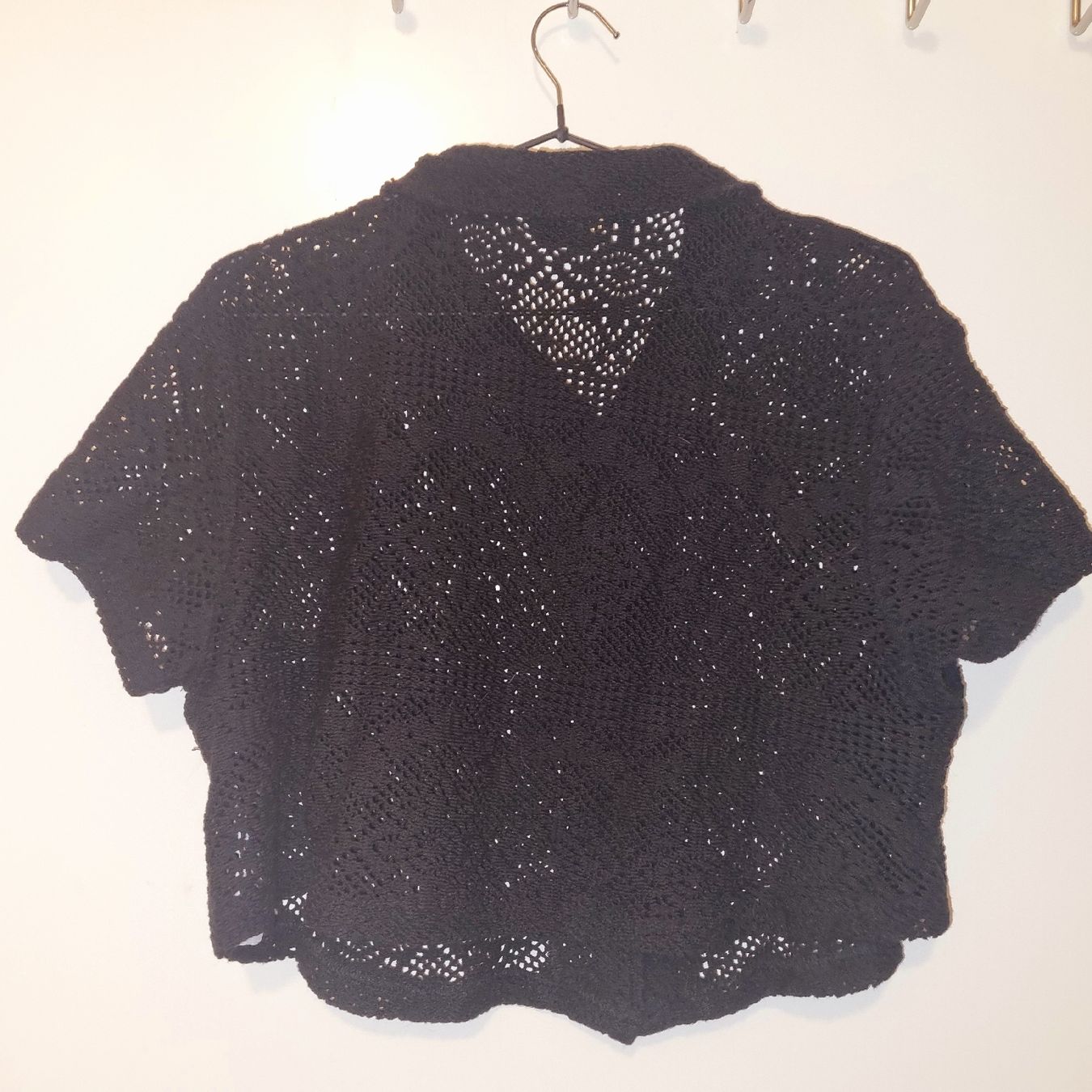 Blusen: Kurze Hemdbluse in Häckeloptik, Schwarz, Gr. S – Neu (gemäss Beschreibung) aus Olten von User.xyz 1