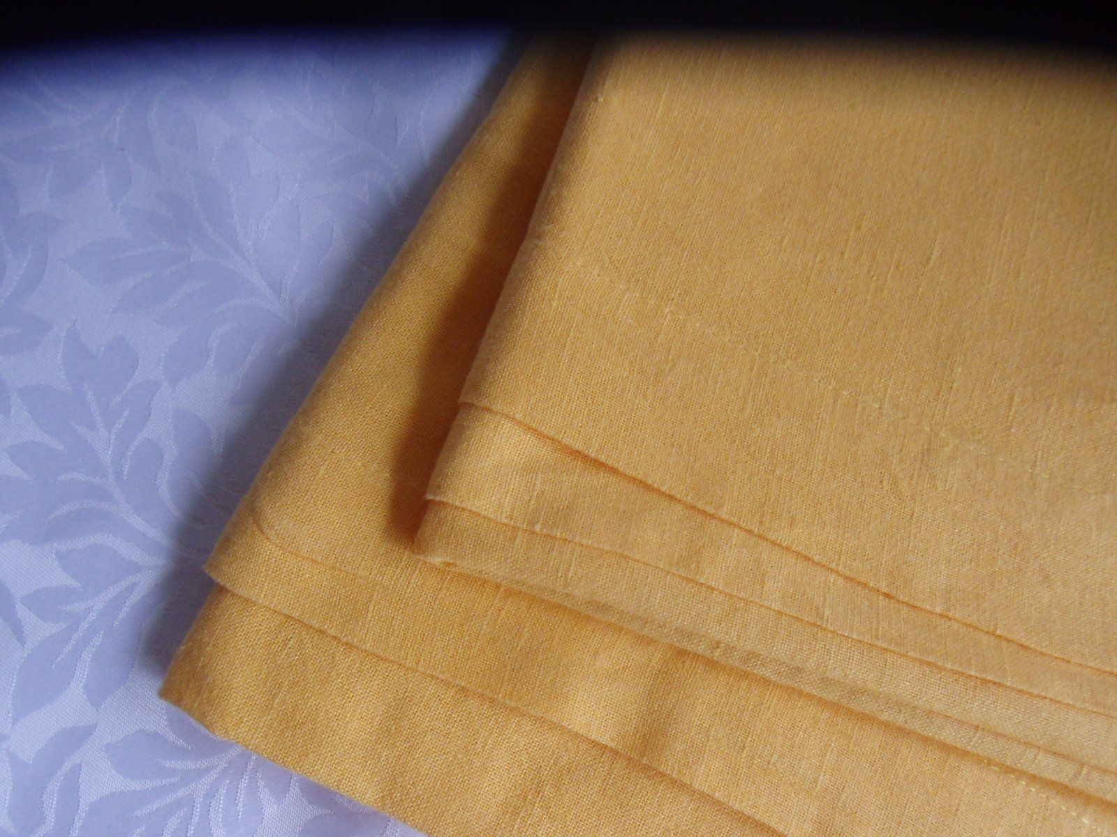 Altra biancheria da tavola: 2 Leintücher oder Tischdecken 125 cm x 160 cm, Orange – Usato da Walenstadt venduto da Pluisa 1