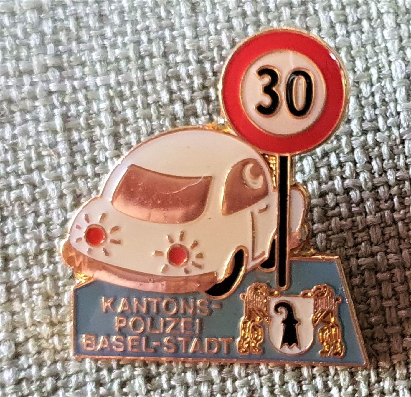 Placchette & Badge: J695 - Pin Kantonspolizei Basel-Stadt 30 – Usato da Reinach BL venduto da Boston-Verkauf