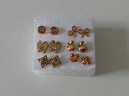 6 Ohrstecker (rot)goldfarbig (u.a. Schleife, Apfel, Kirsche)