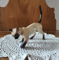 Hübsche Siamkatze mit Ball aus Porzellan von Goebel