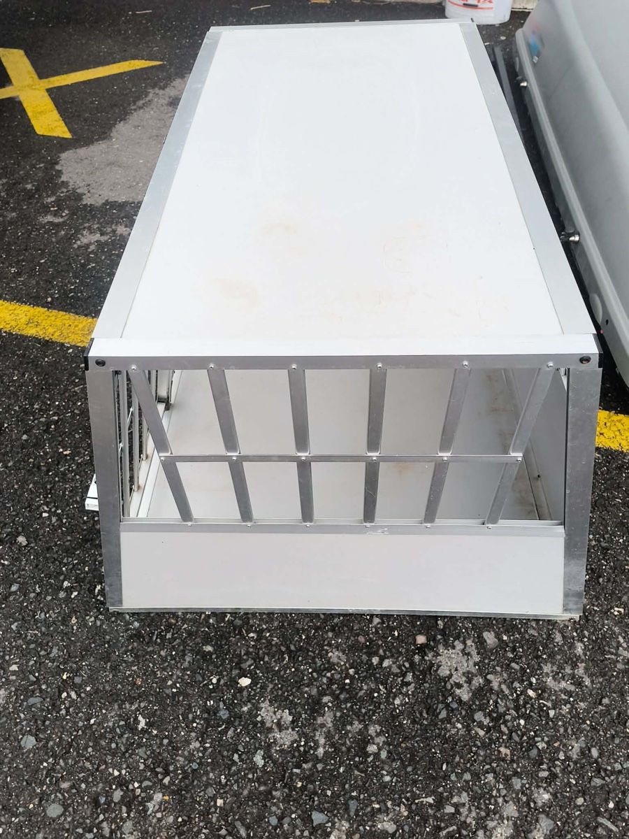 Liege- & Schlafplätze: Hundebox Alu mit 2 Tür – Gebraucht aus Sevelen von Stopglobal. 3