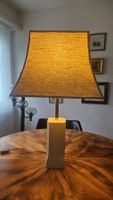 Schöne beige Tischlampe mit Travertin und Gold