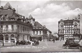LA CHAUX - de - FONDS, place de la gare et ses voitures