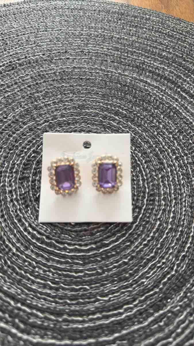 Ohrringe & -stecker: Hübsche Ohrringe violett mit Schmucksteinen – Neu (gemäss Beschreibung) aus Muri AG von ReBoutique