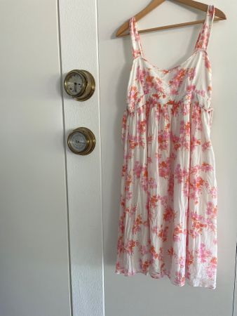 Schönes Kleid aus Baumwolle und Seide