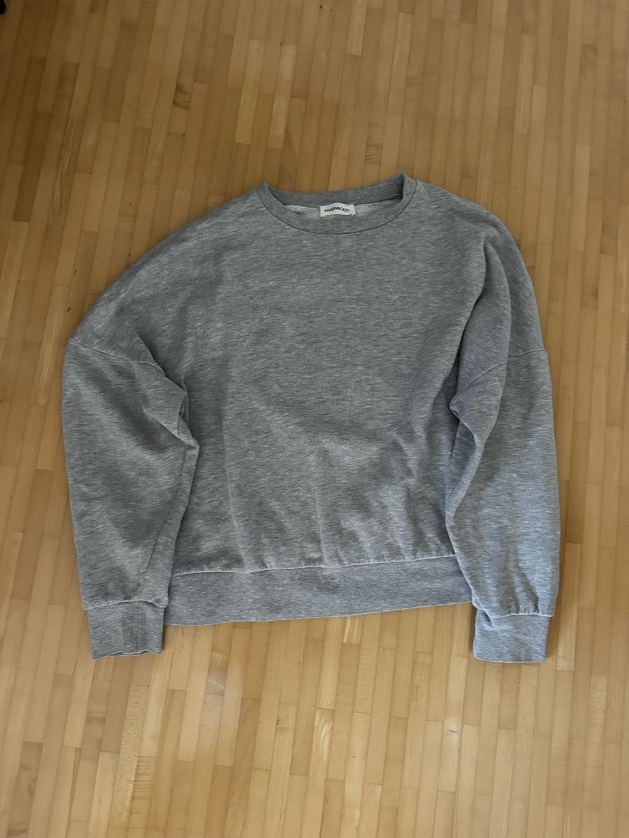 Pullover & Sweatshirts: Grauer Sweater – Gebraucht aus Mettmenstetten von nad_9nq2
