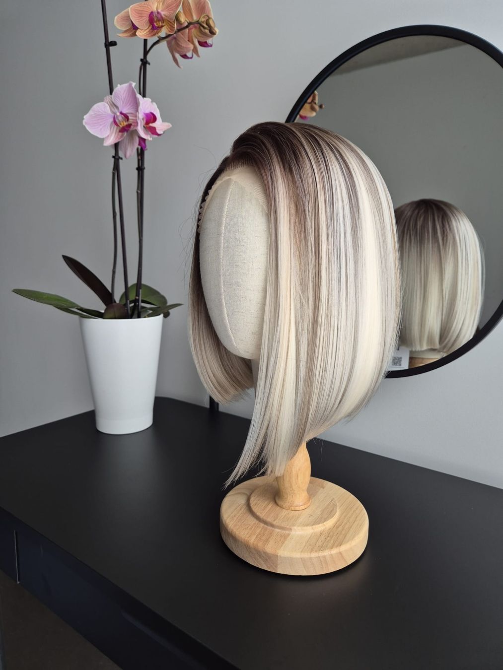 Parrucche: Neue Kunsthaar Perücke. New wig – Nuovo e nell'imballaggio originale da Zürich venduto da pla_tm9w