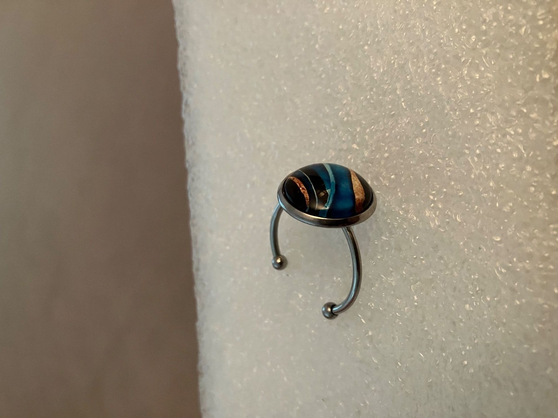 Anelli: Silberfarbener Edelstahl Ring mit Glasstein, kräftige Farben – Nuovo (secondo la descrizione) da Affoltern am Albis venduto da Dlotti 2