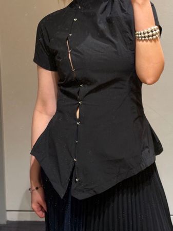 Assymetrical black shirt
