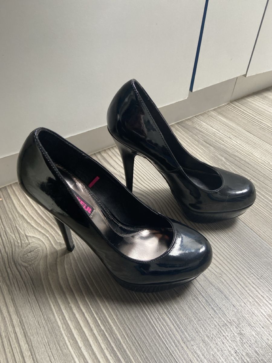 Scarpe da donna: Schwarze Lackpumps Gr.37 – Usato da Sirnach venduto da SpeedyGT