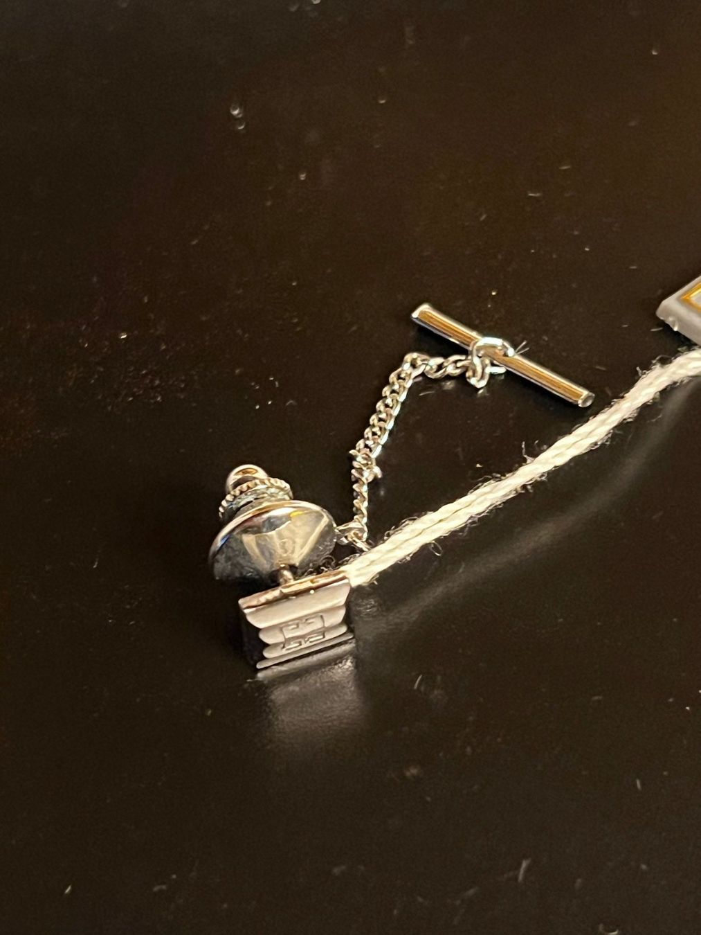 Givenchy Spille & Fermagli: Givenchy Paris Vintage Tie Pin mit Box – Nuovo e nell'imballaggio originale da Winterthur venduto da Dejv 1